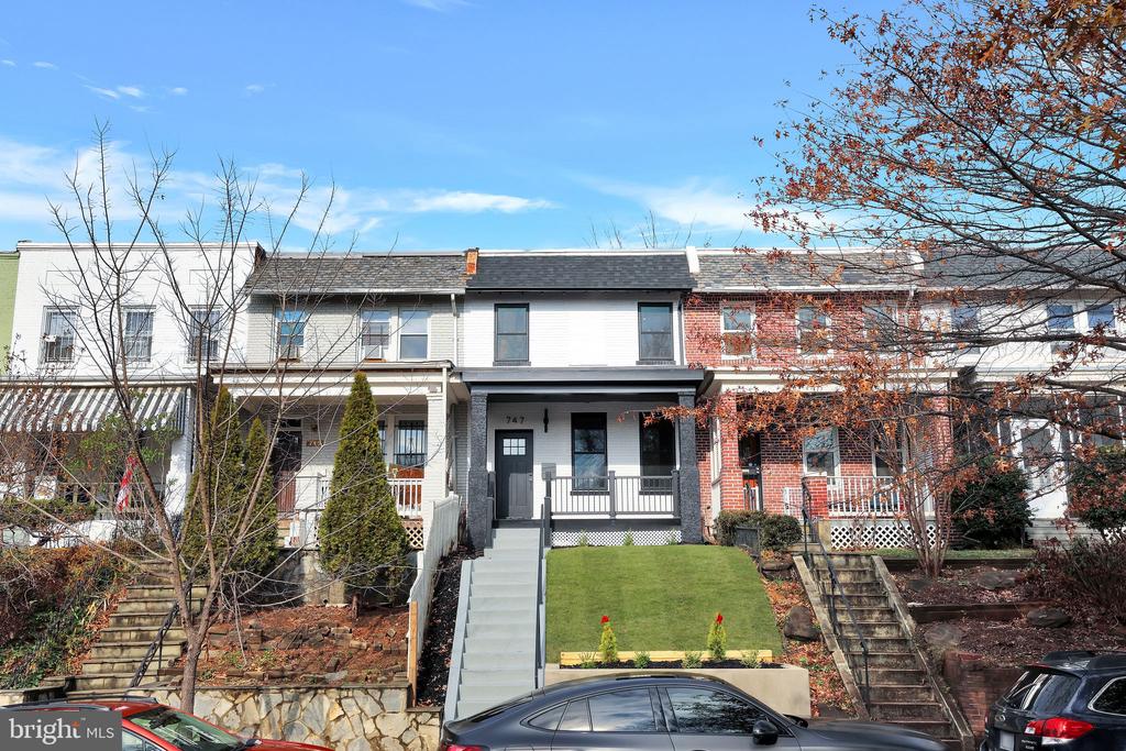 747 Irving St NW