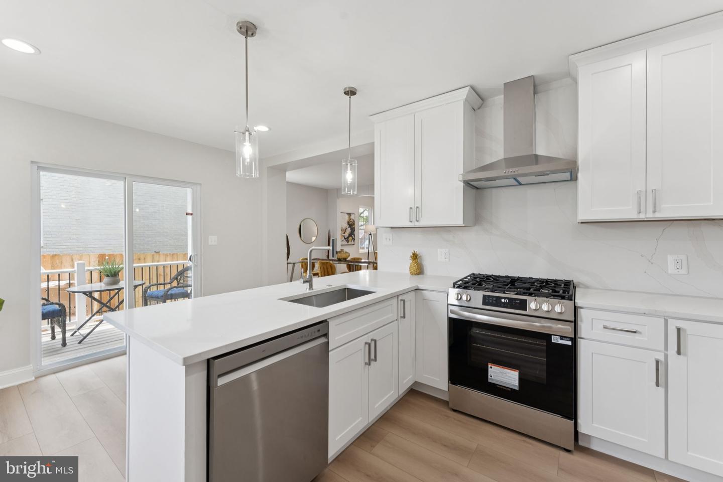 17 Longfellow St NW