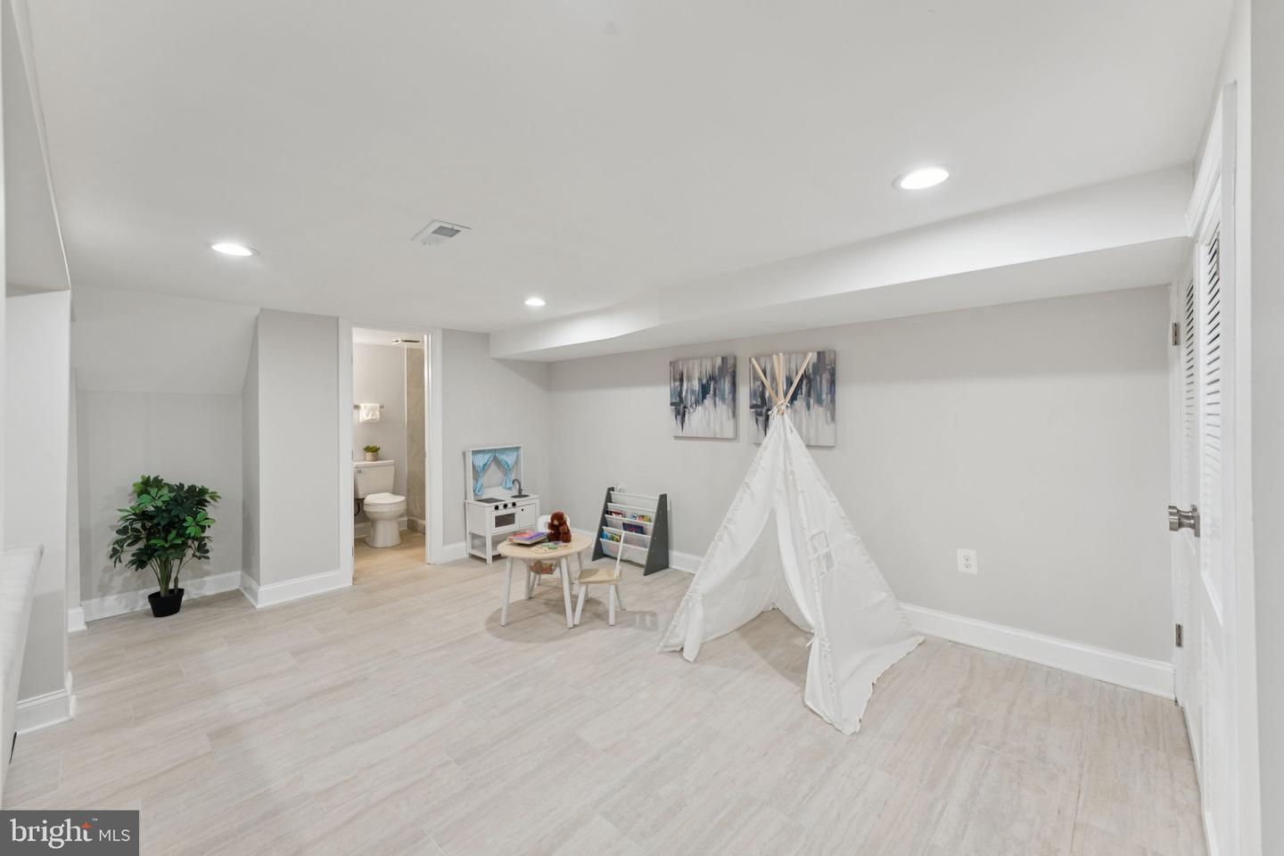 17 Longfellow St NW