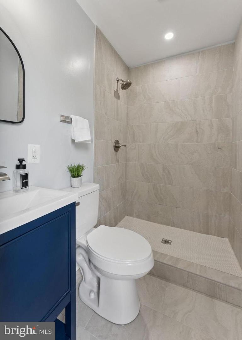 17 Longfellow St NW