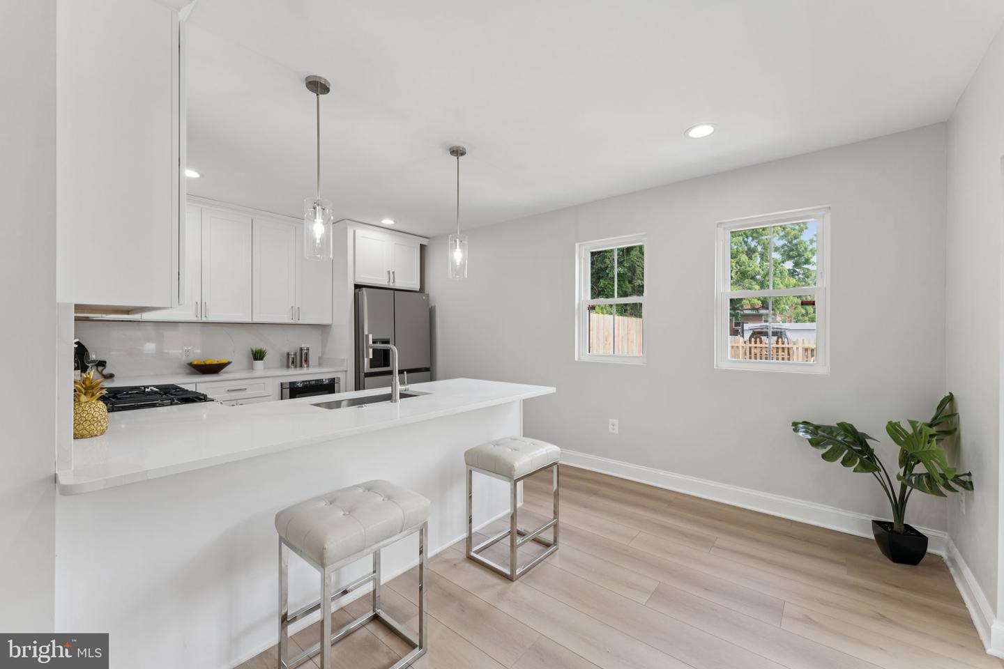 17 Longfellow St NW