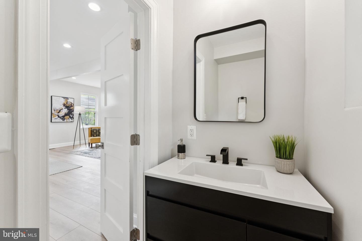 17 Longfellow St NW
