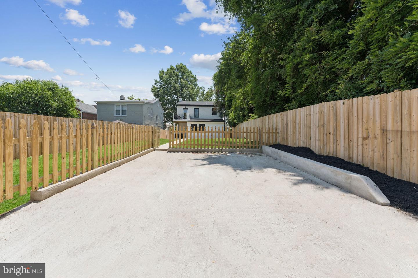 17 Longfellow St NW