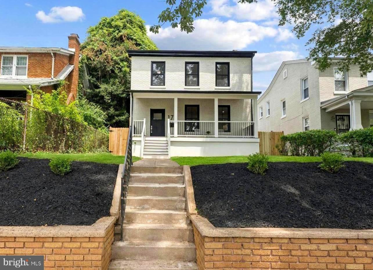 17 Longfellow St NW