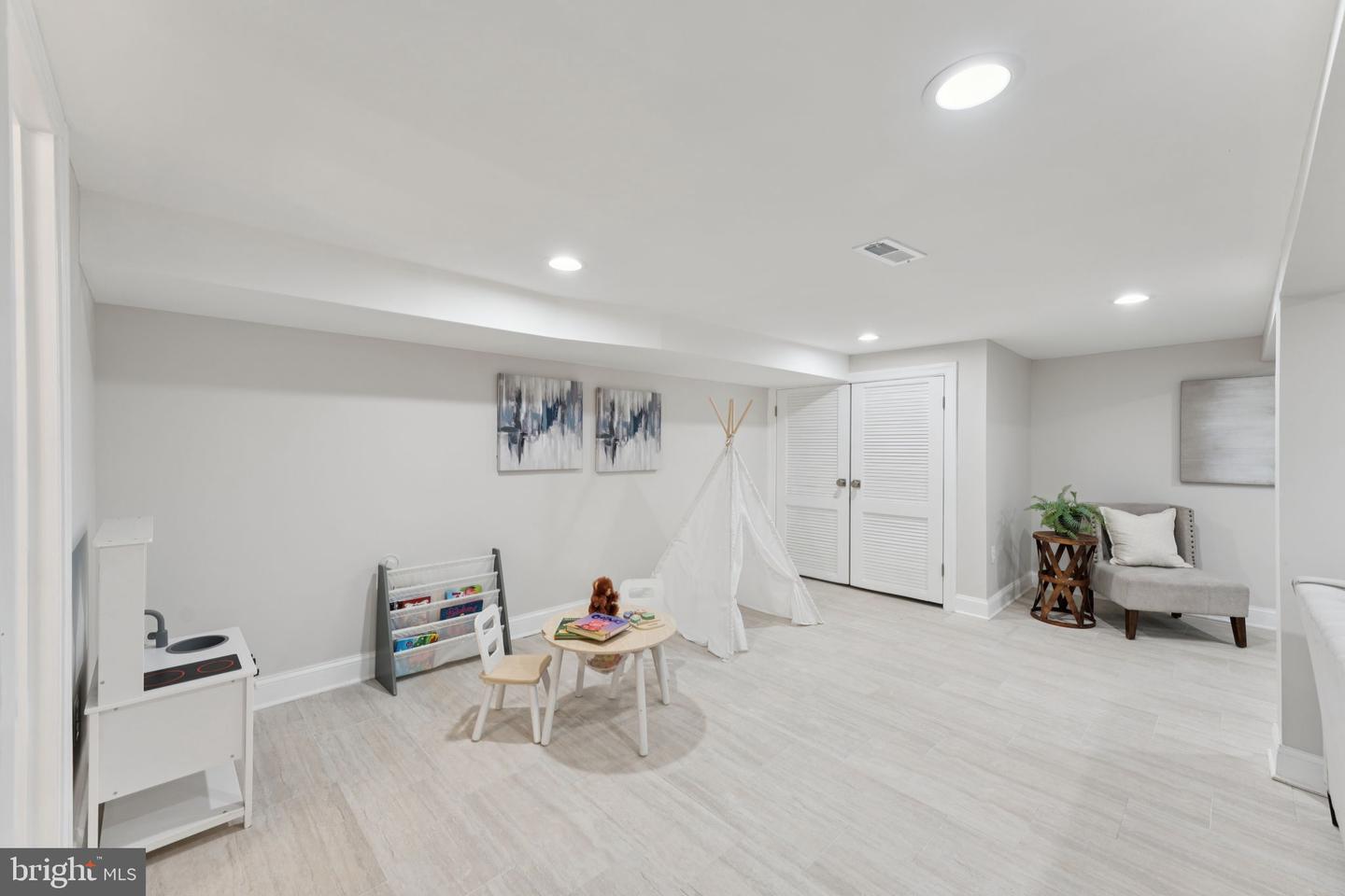 17 Longfellow St NW