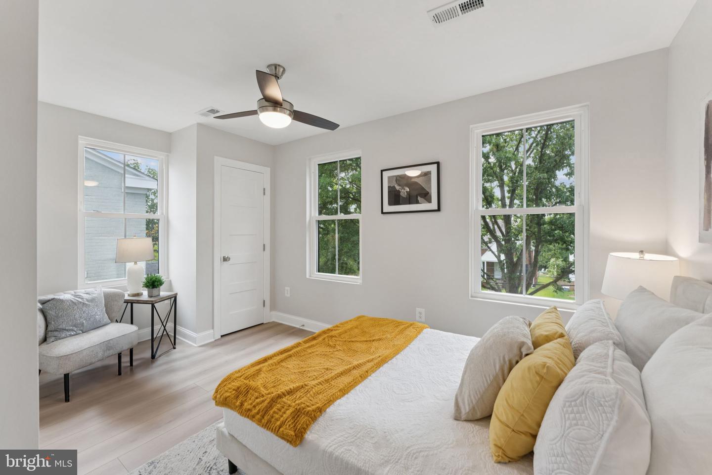 17 Longfellow St NW