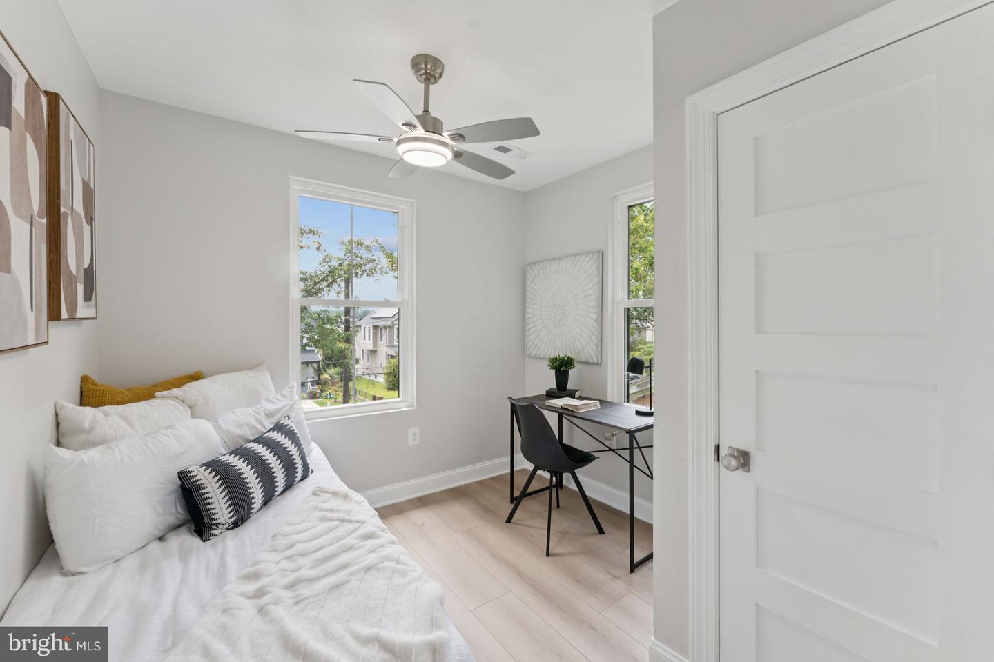 17 Longfellow St NW
