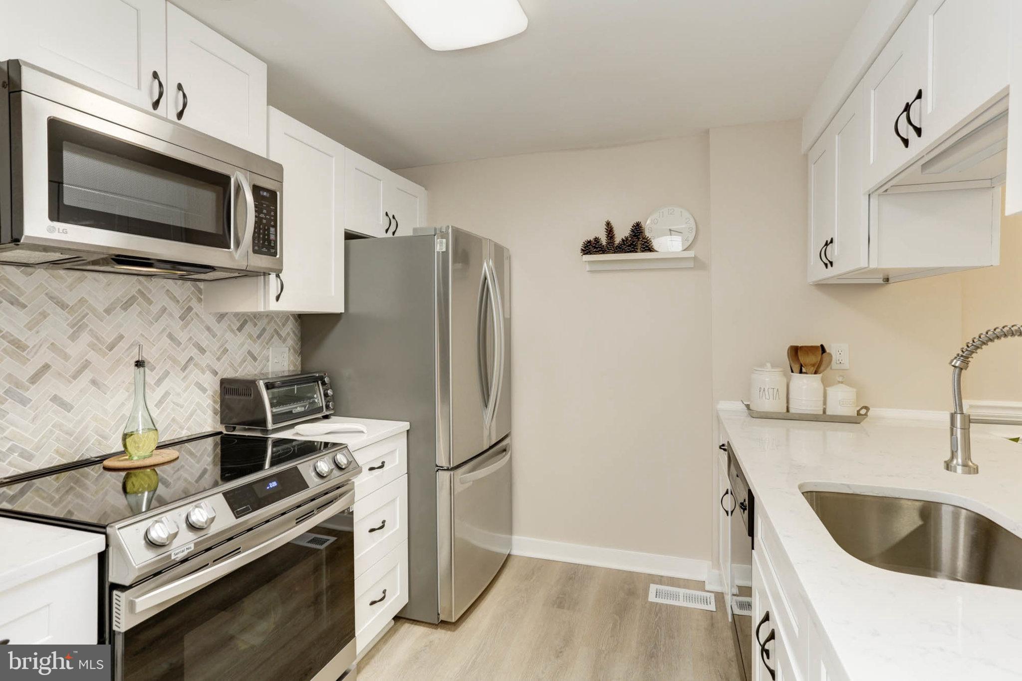 4 Lea Pond COURT