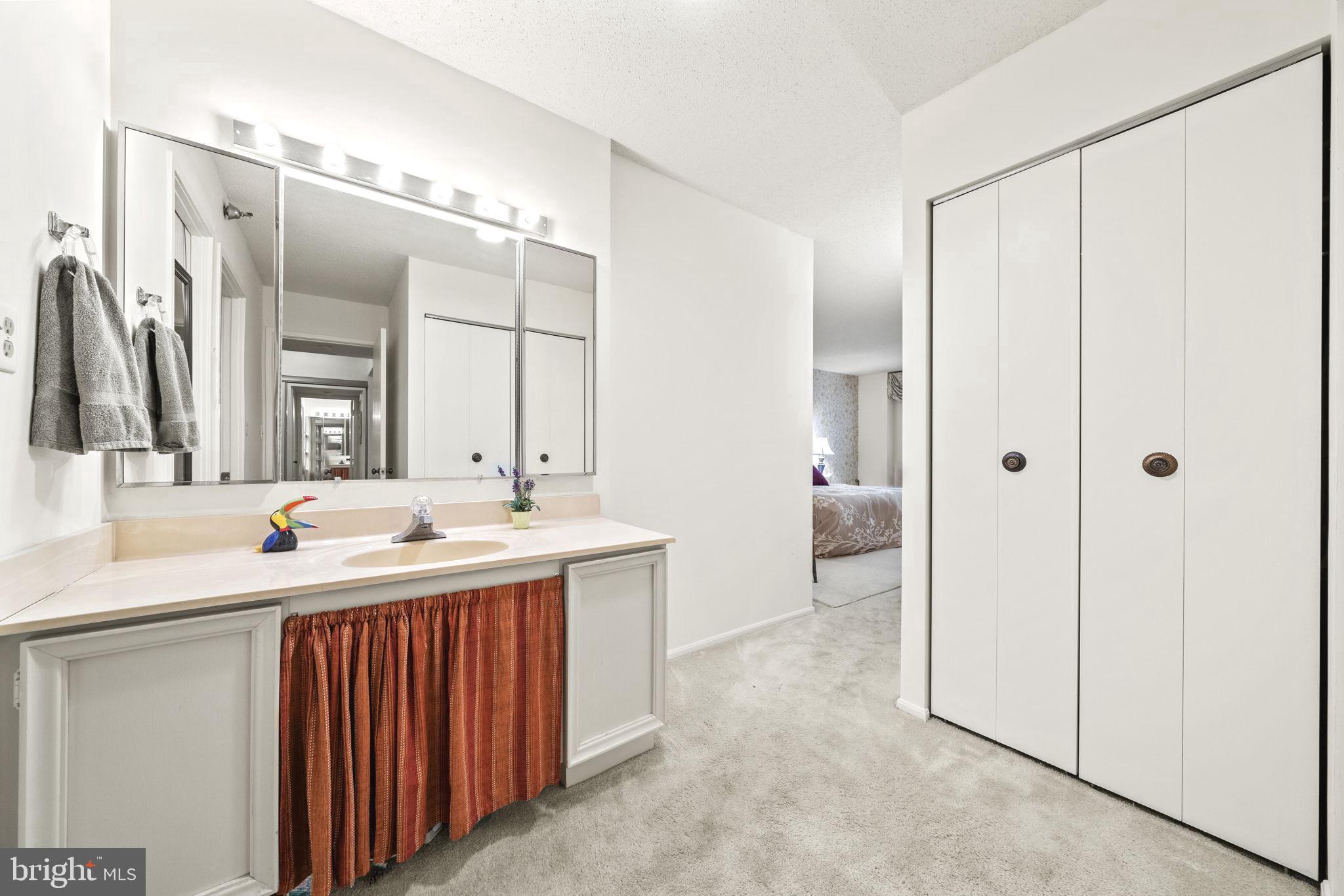 15100 Interlachen DRIVE Unit: 4-426