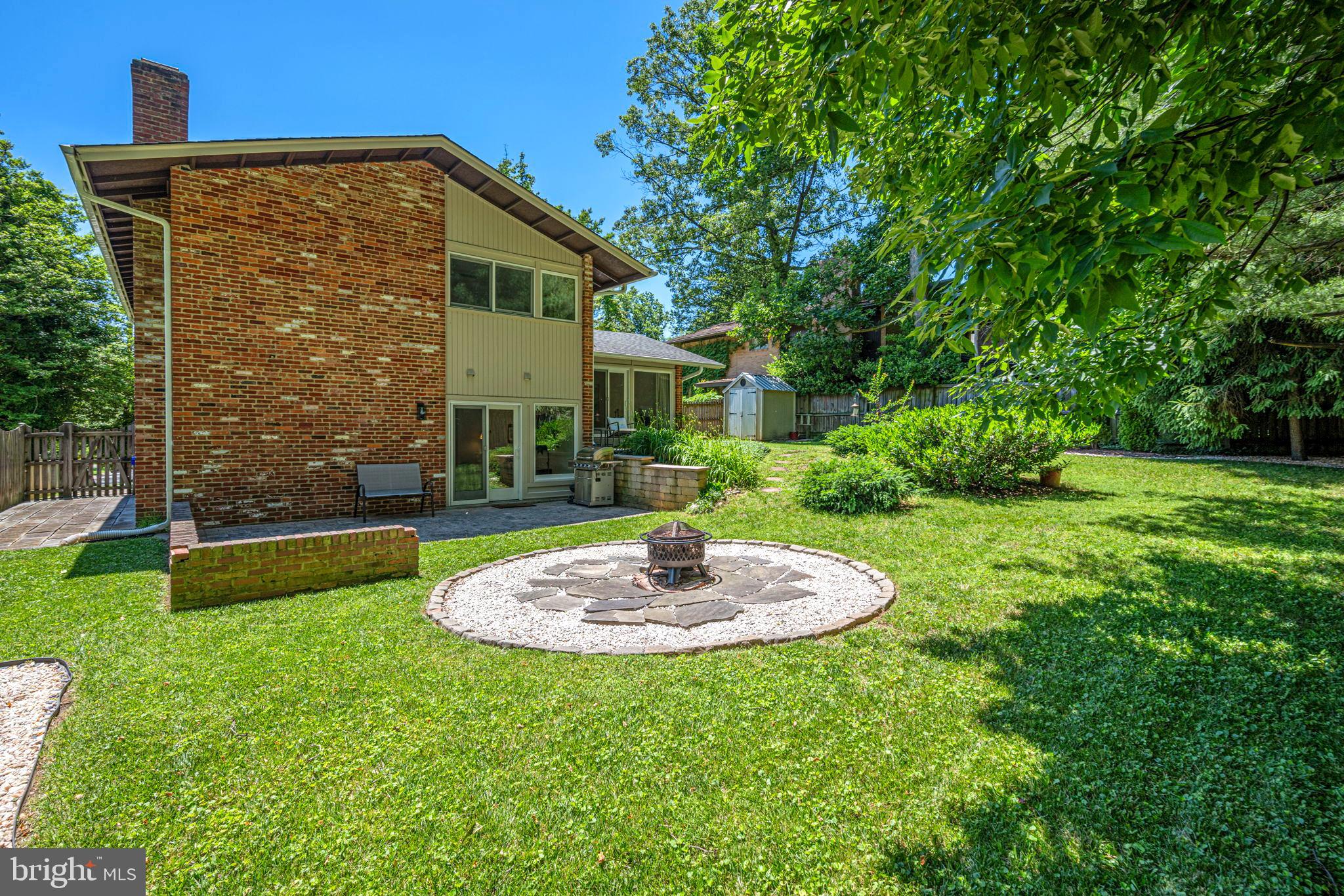 6423 Earlham Dr