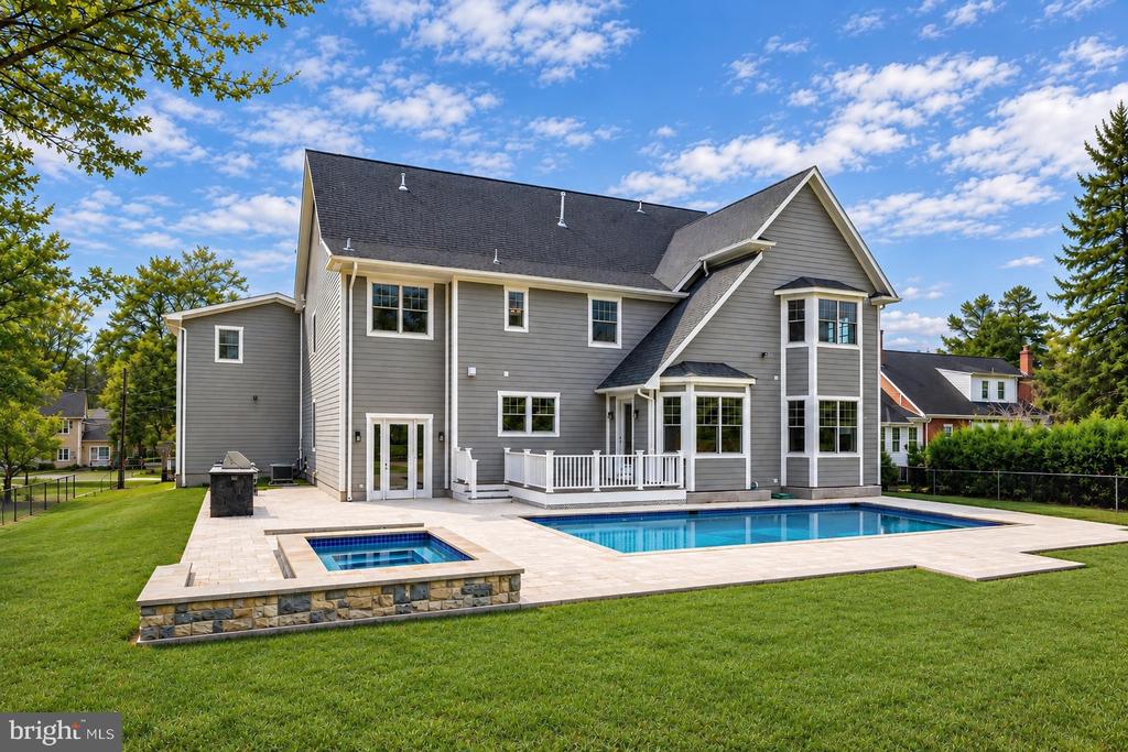 6111 ROSELAND