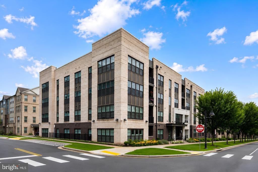 210 DECOVERLY DRIVE Unit: 205
