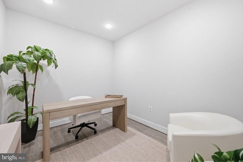 210 DECOVERLY DRIVE Unit: 205