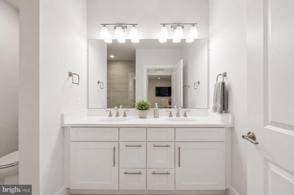 210 DECOVERLY DRIVE Unit: 205