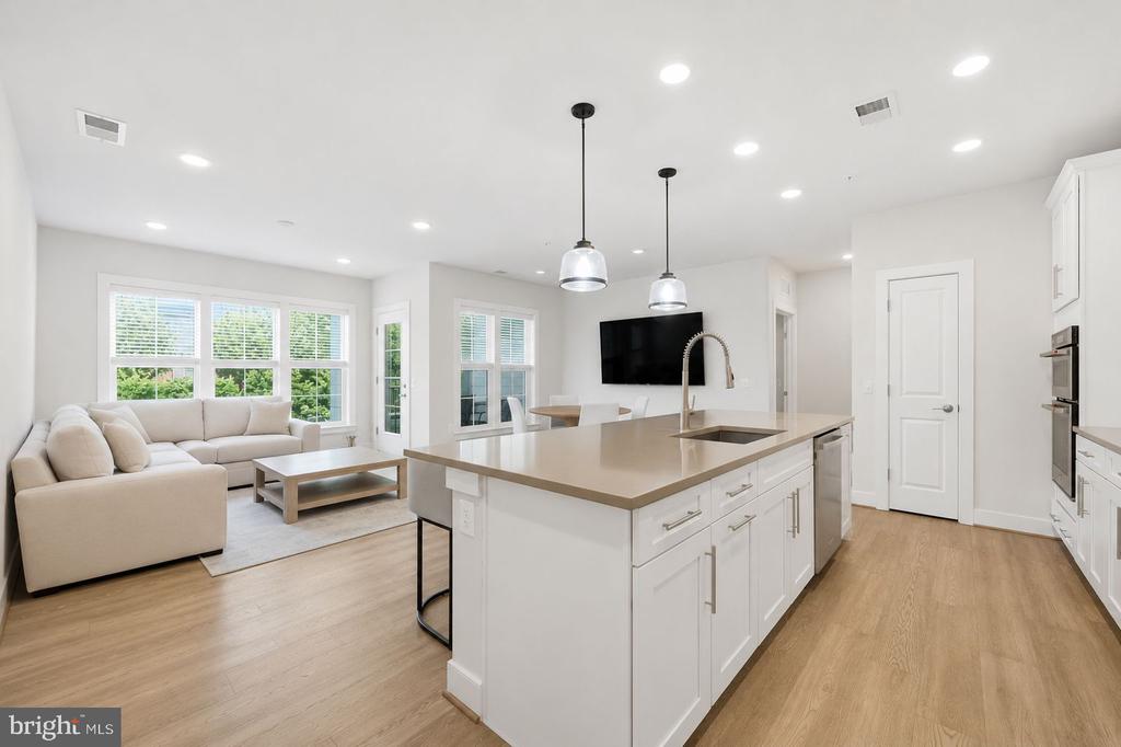 210 DECOVERLY DRIVE Unit: 205