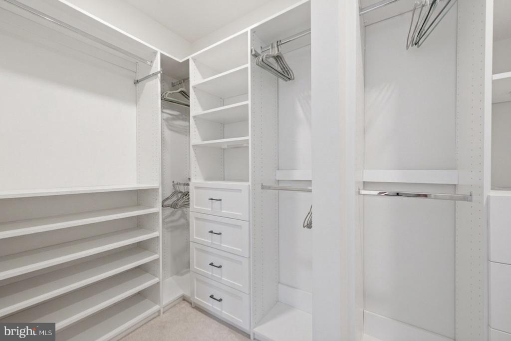 210 DECOVERLY DRIVE Unit: 205