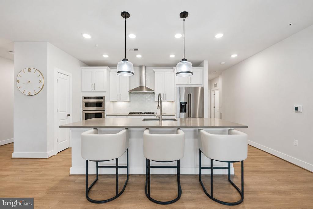 210 DECOVERLY DRIVE Unit: 205