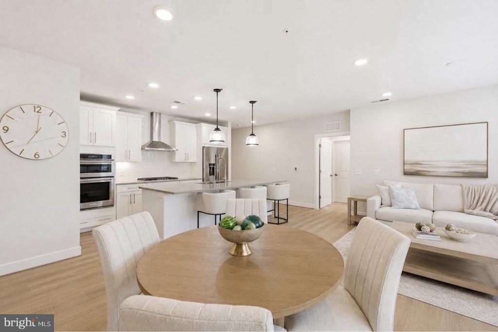 210 DECOVERLY DRIVE Unit: 205