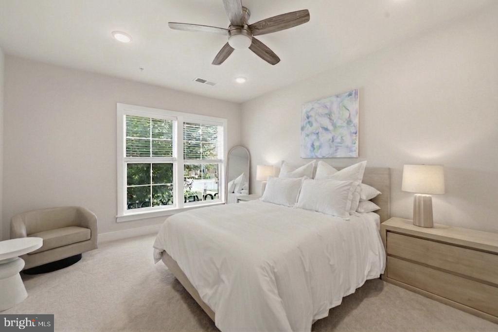 210 DECOVERLY DRIVE Unit: 205