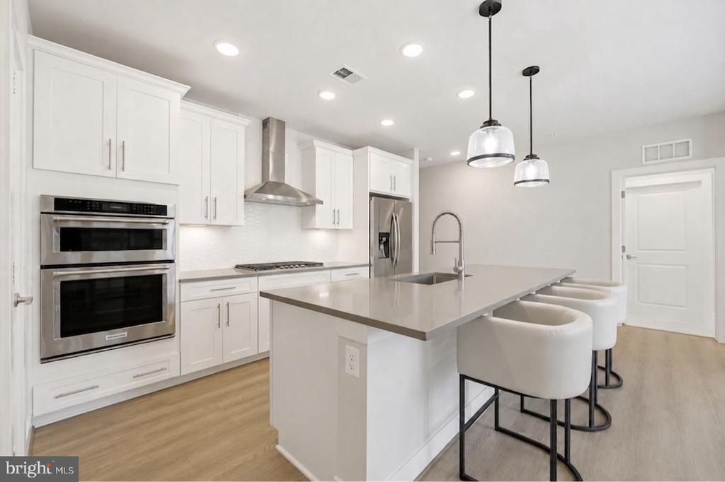 210 DECOVERLY DRIVE Unit: 205