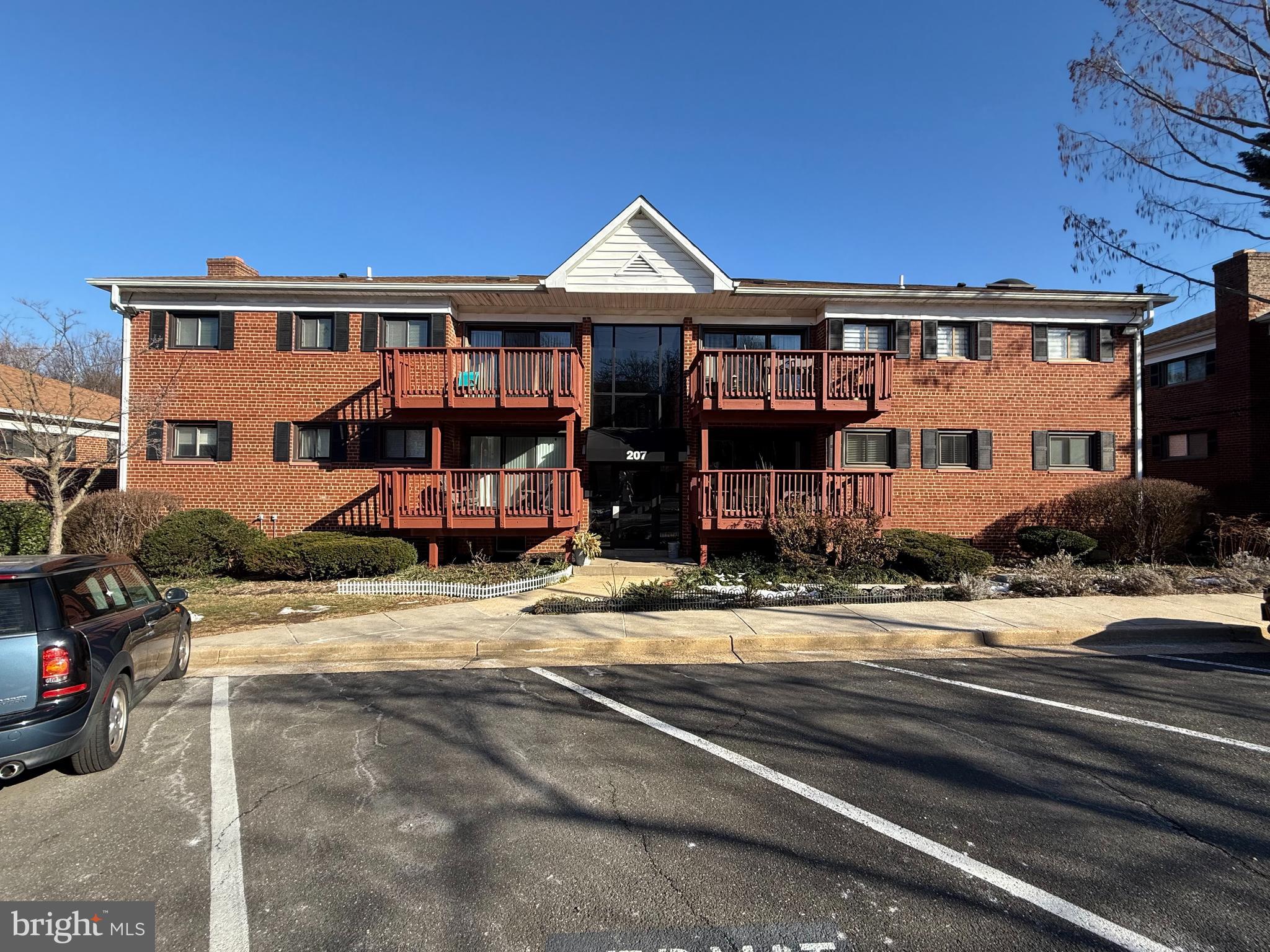 207 SKYHILL RD #10