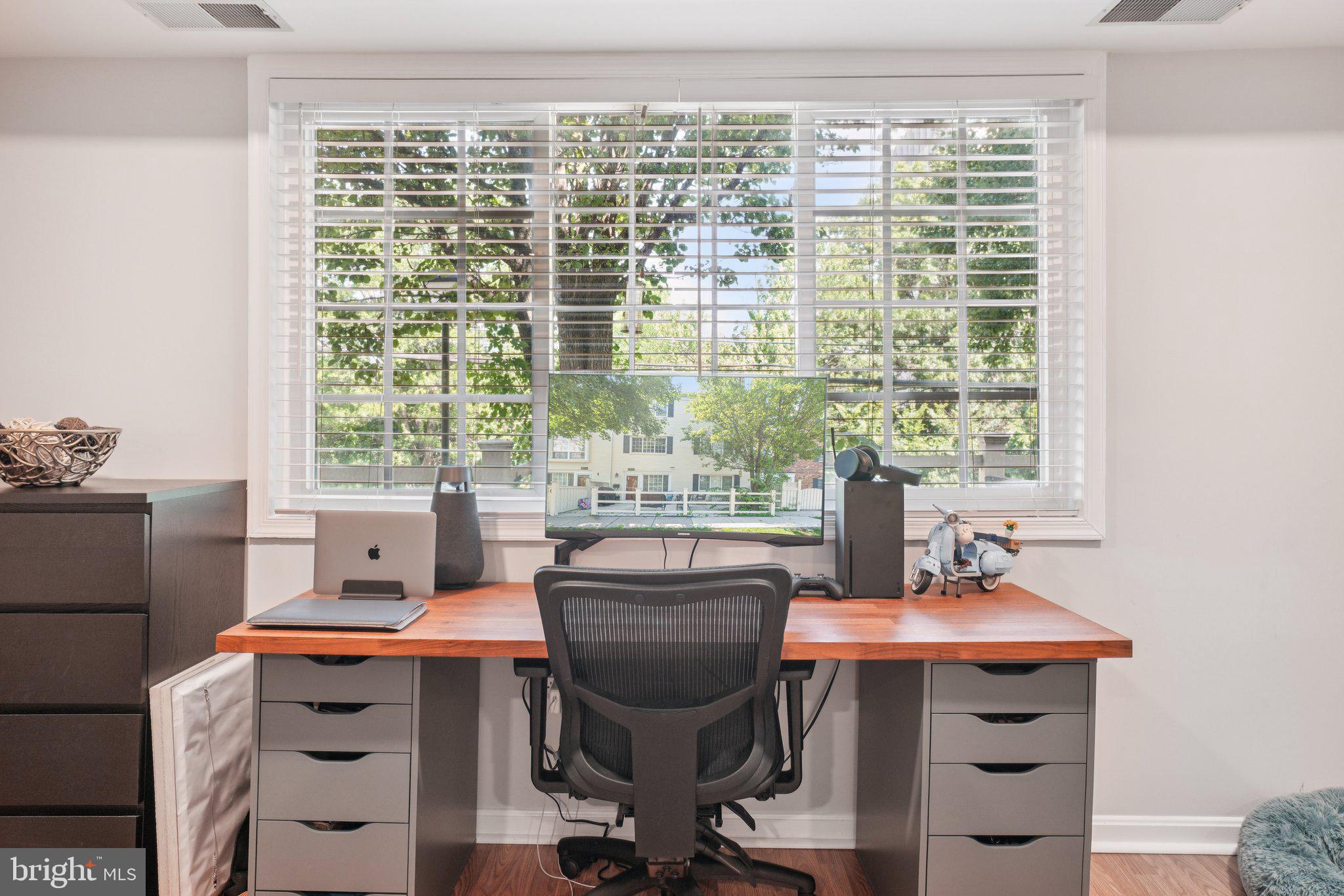 1501-B N van Dorn St N