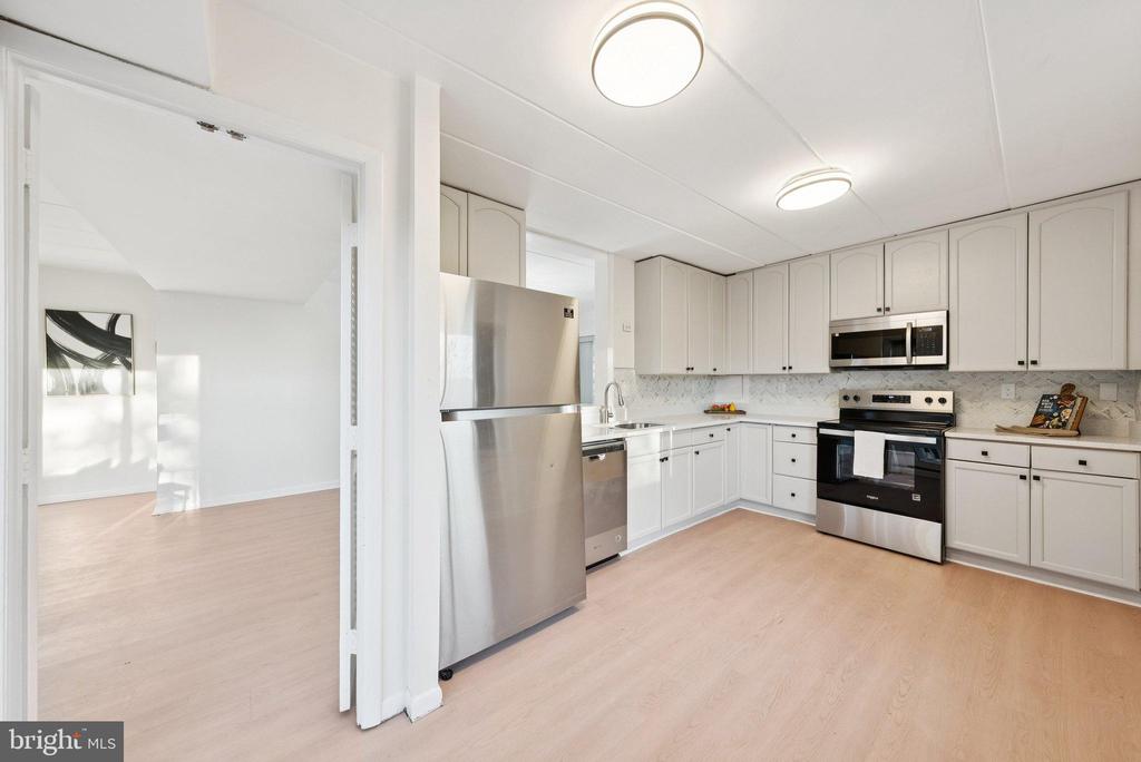 100 ROBERTS LANE 300