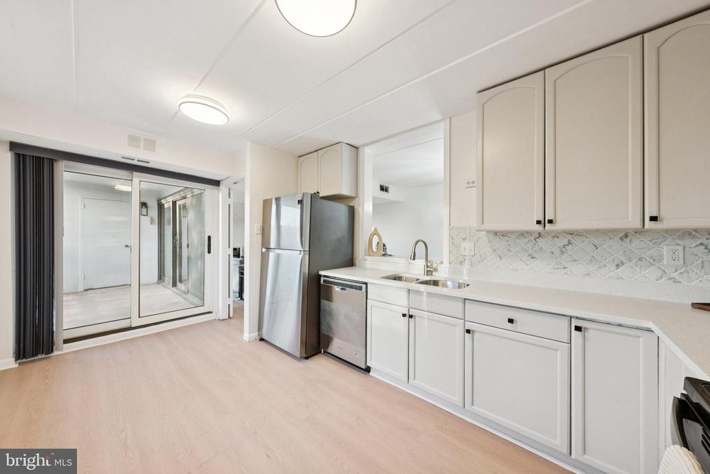 100 ROBERTS LANE 300