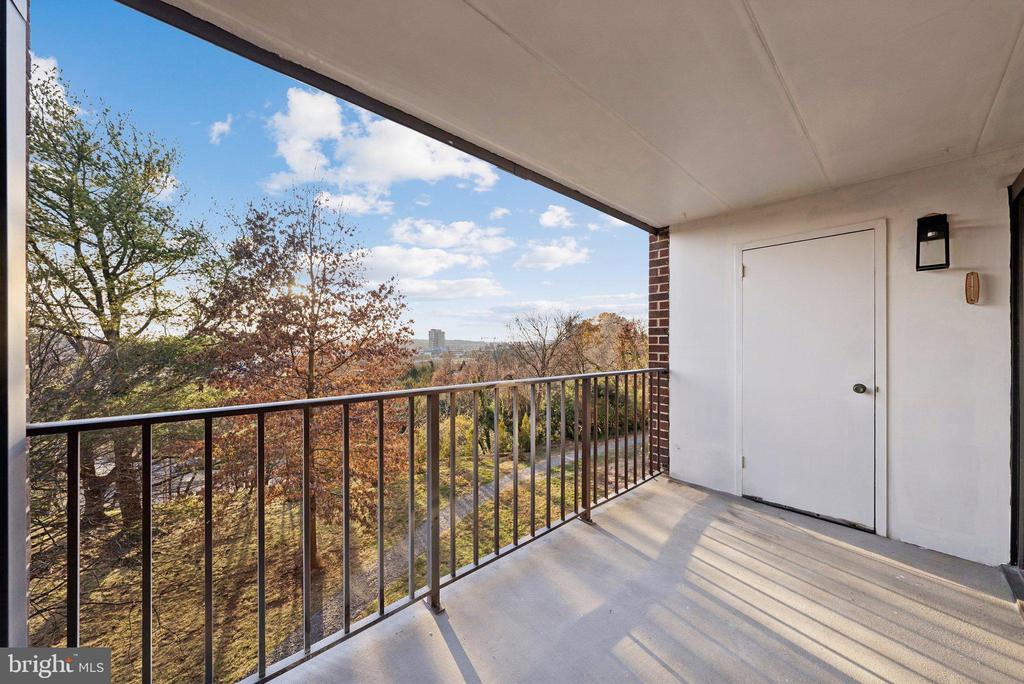 100 ROBERTS LANE 300