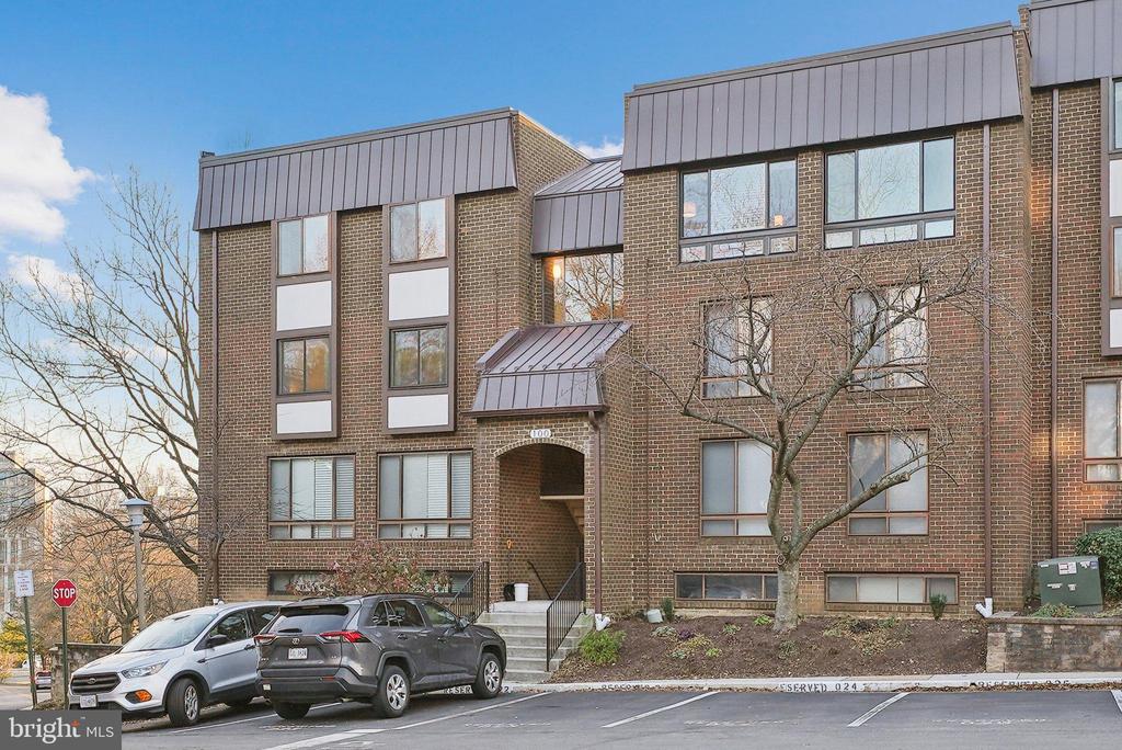100 ROBERTS LANE 300