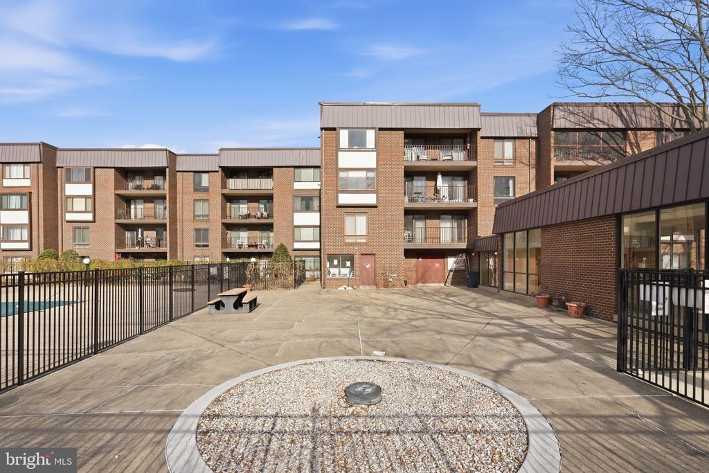 130 ROBERTS LANE 201