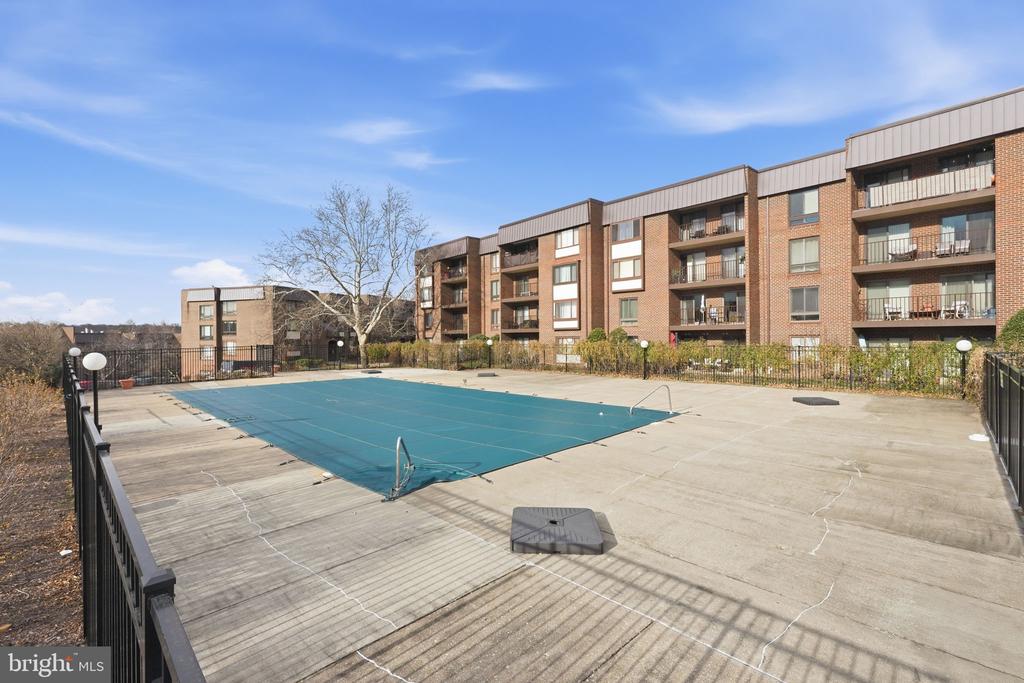 130 ROBERTS LANE 201
