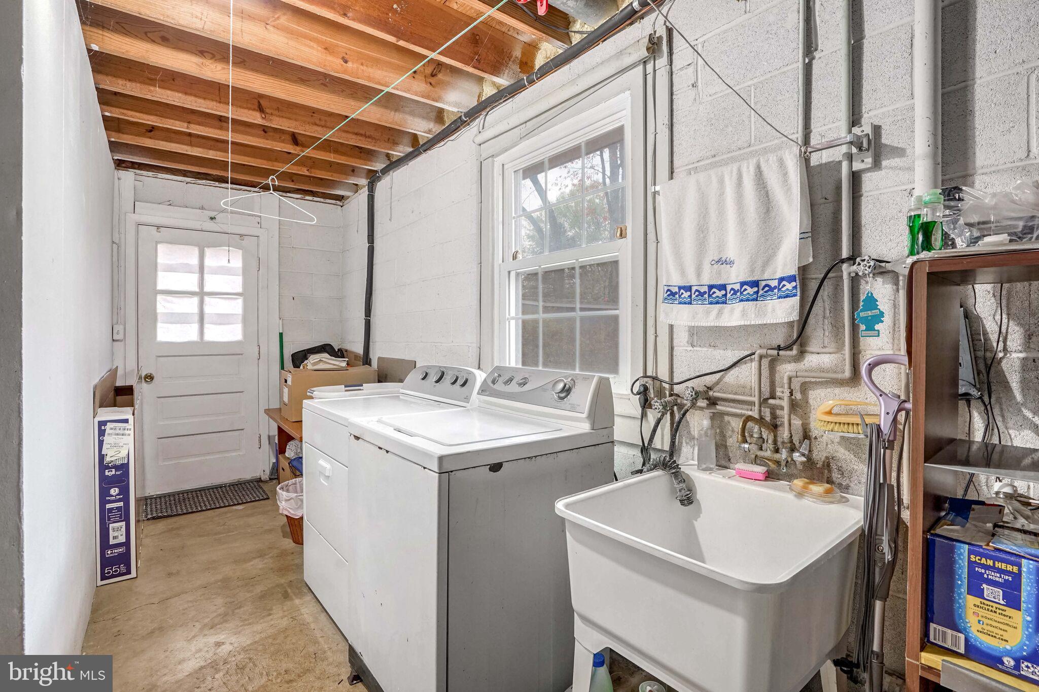 8303 Lee Ln