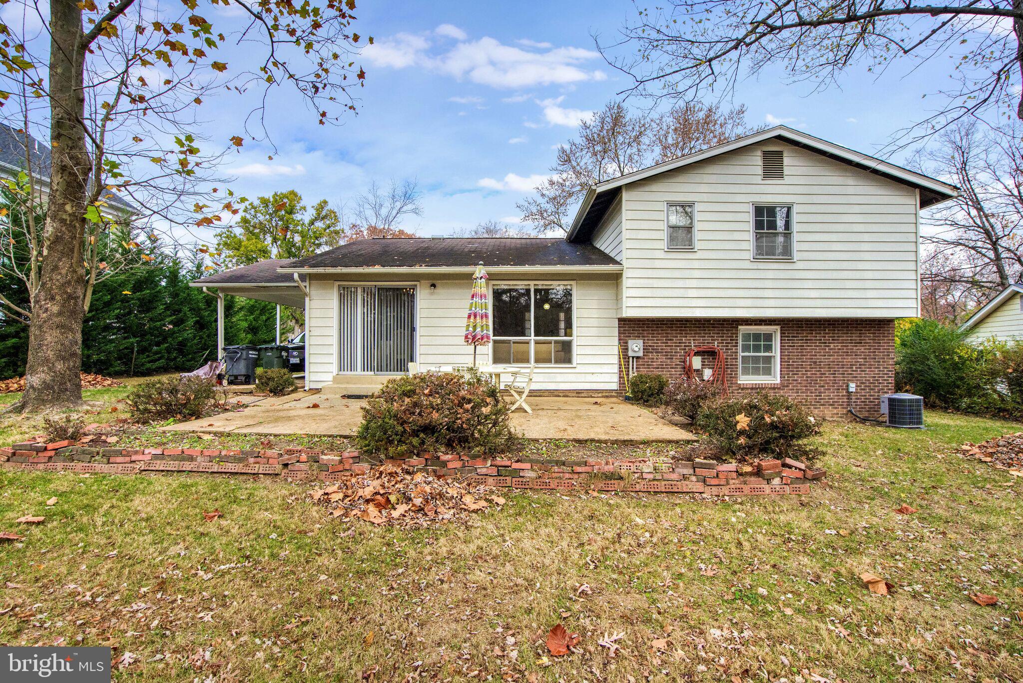 8303 Lee Ln