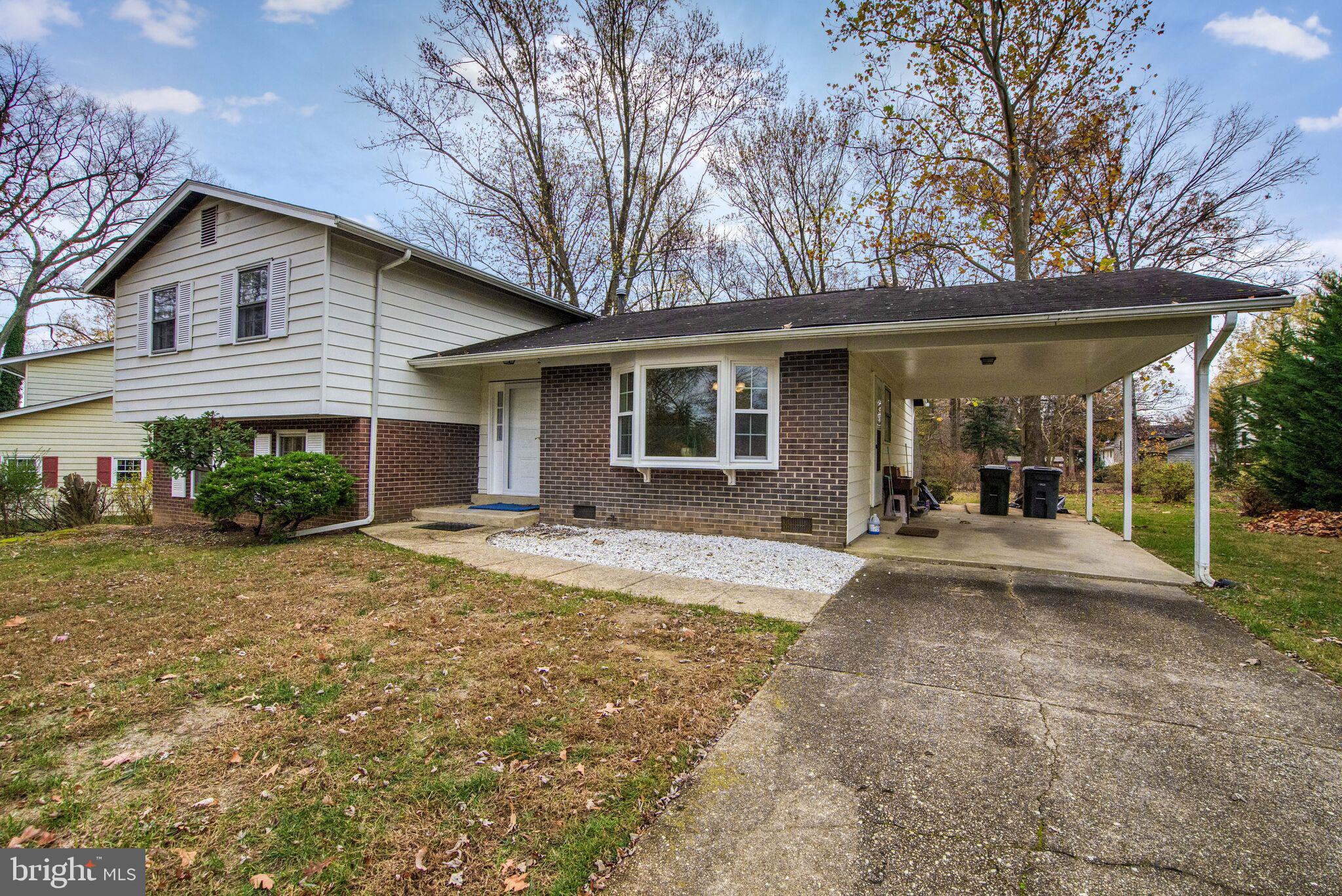 8303 Lee Ln