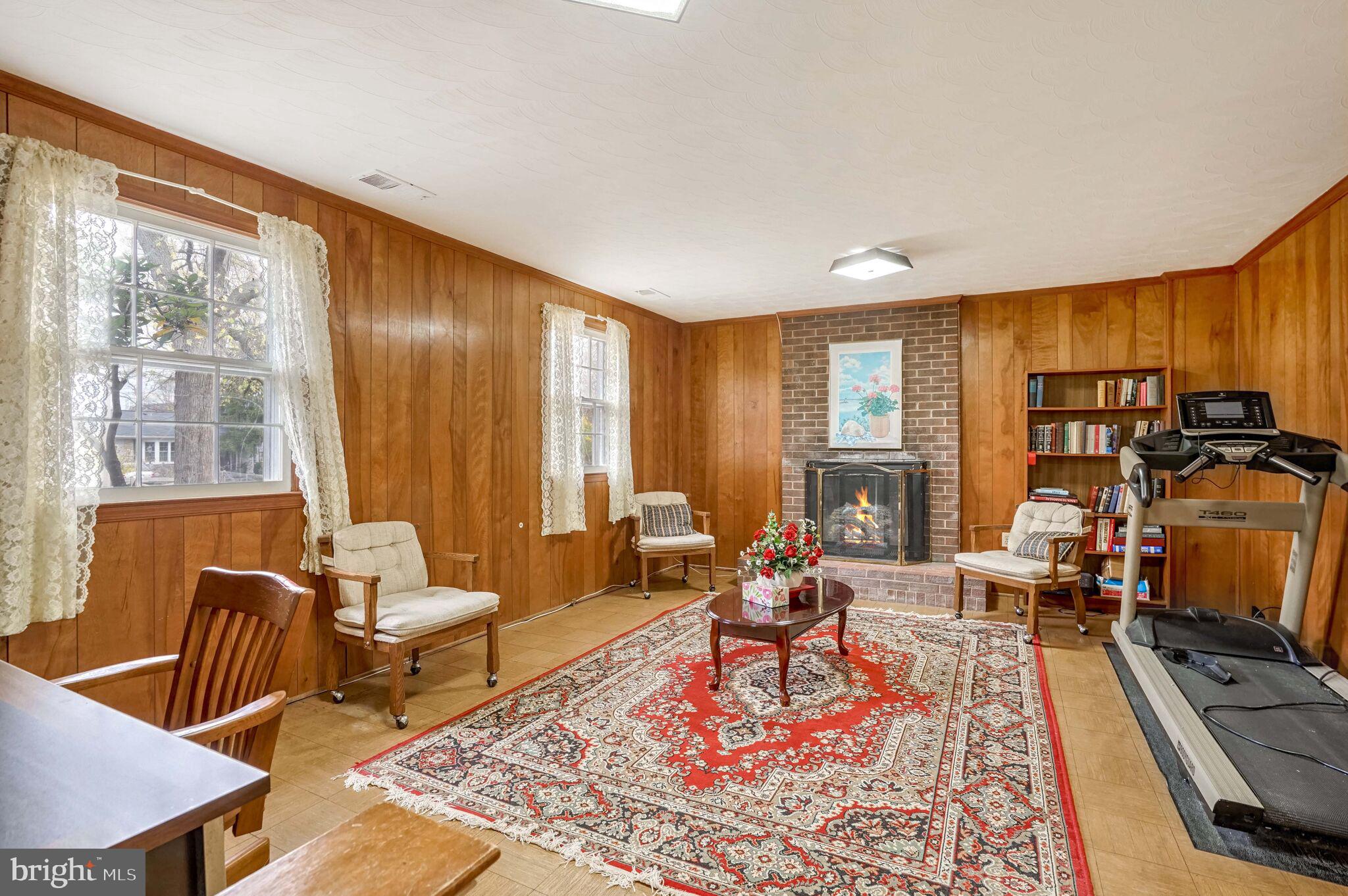 8303 Lee Ln