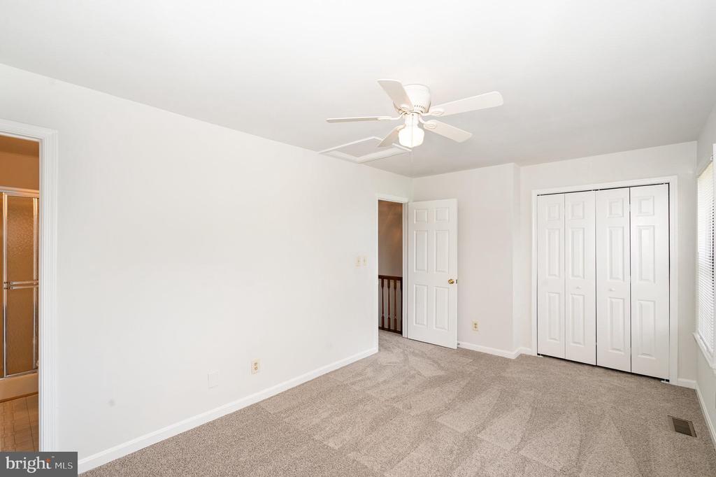 8 Tall Oaks Ct
