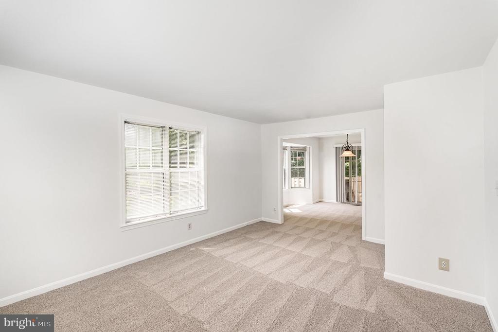 8 Tall Oaks Ct