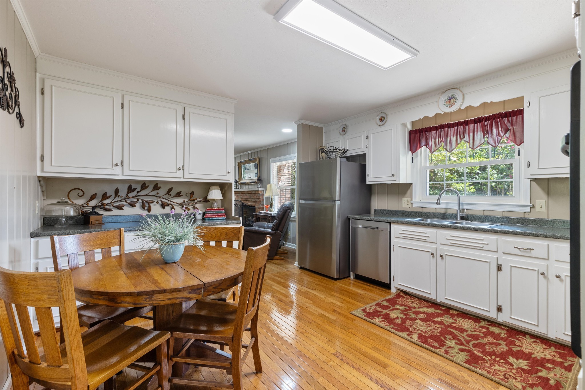 302 Hillview Dr