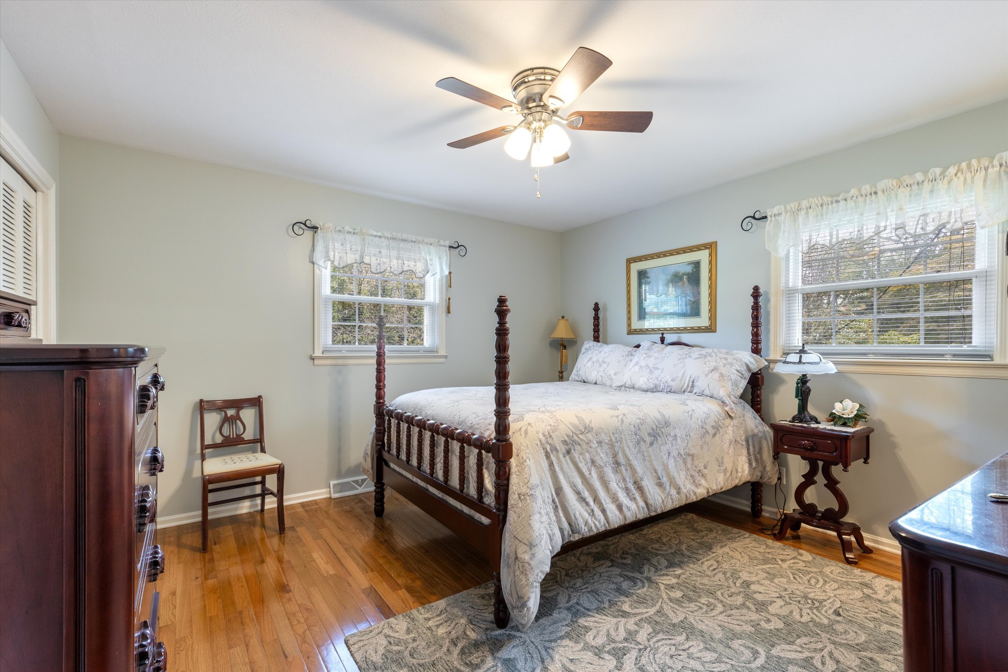 302 Hillview Dr