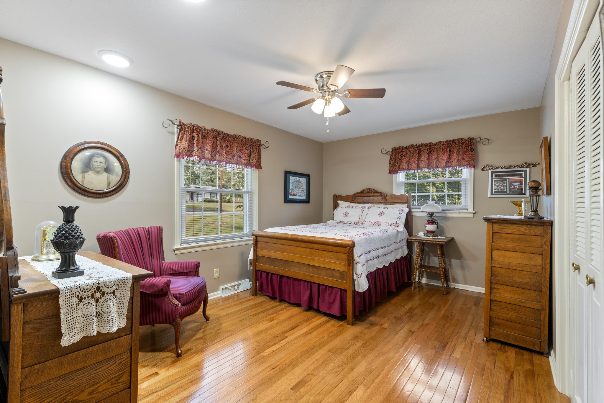 302 Hillview Dr