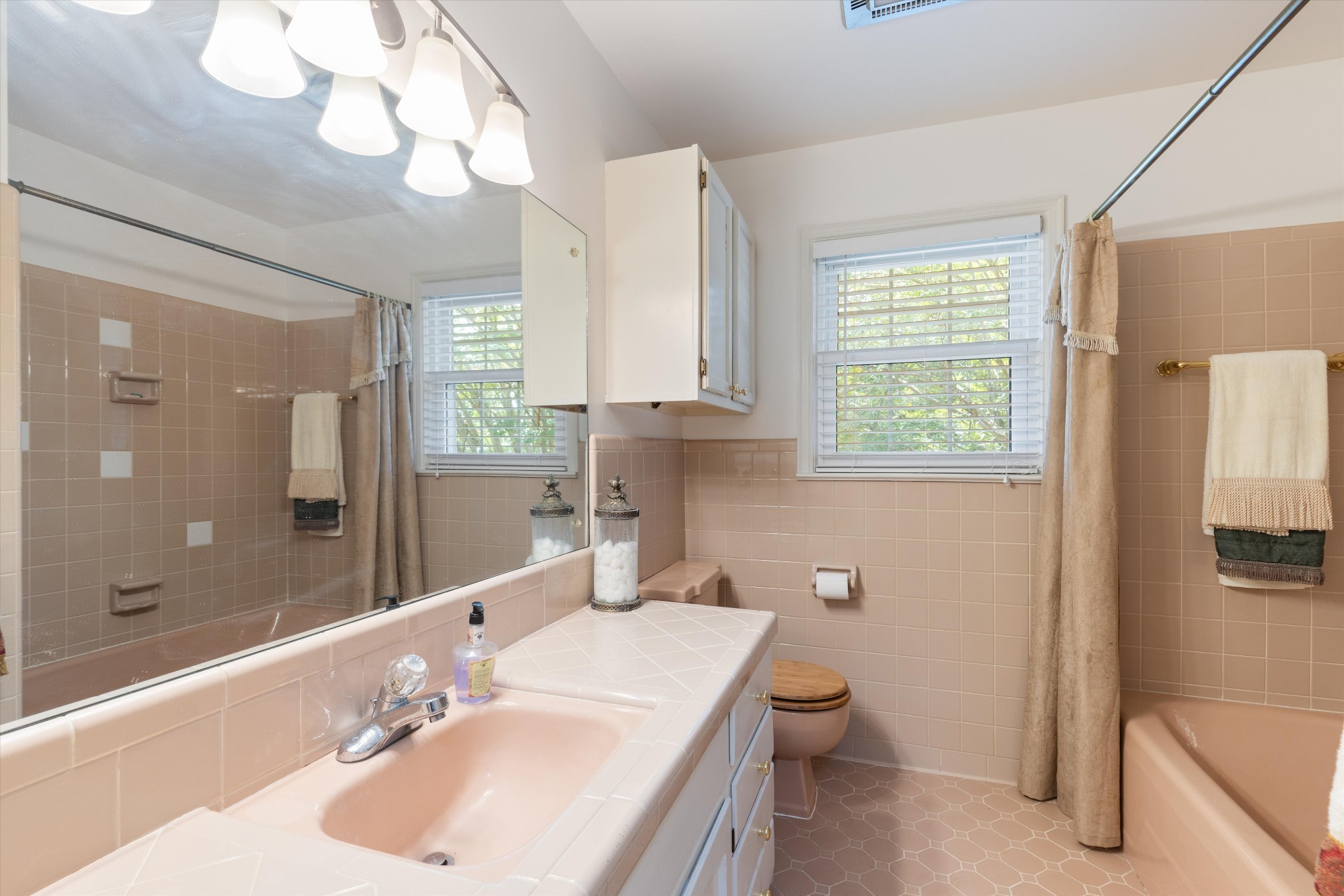 302 Hillview Dr
