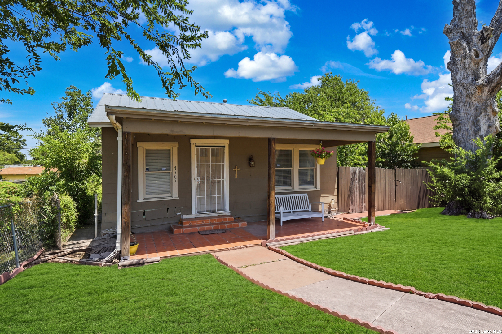 1505 W OLMOS DR