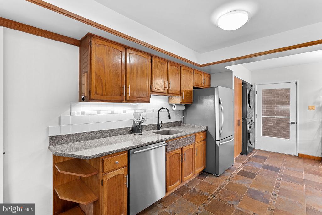 1628 GREENBRIAR COURT