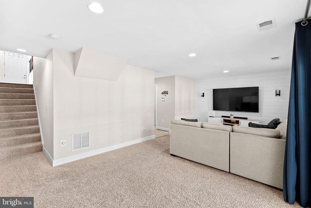 8943 ENGLEWOOD FARMS DRIVE
