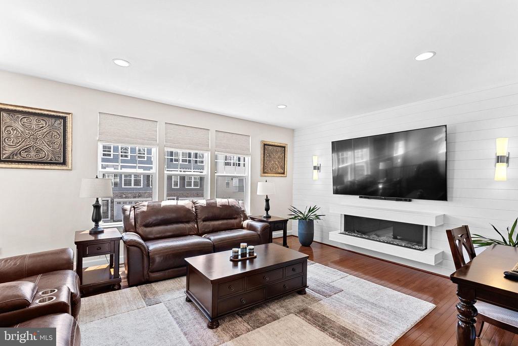 8943 ENGLEWOOD FARMS DRIVE