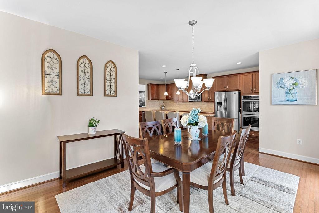 8943 ENGLEWOOD FARMS DRIVE