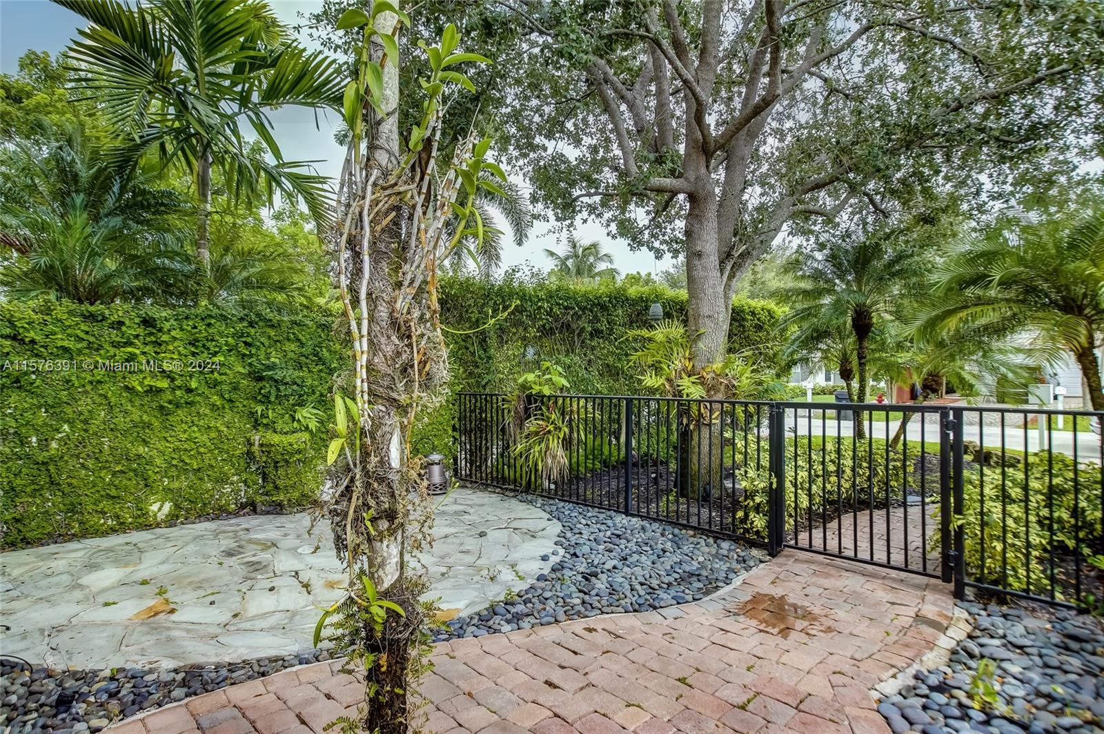 605 SW 10th St