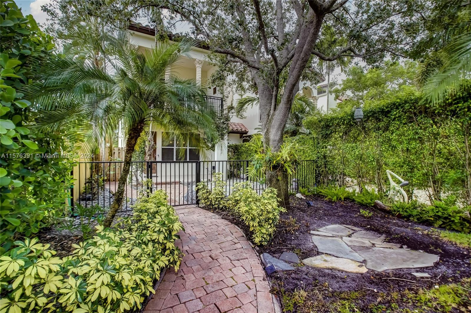 605 SW 10th St