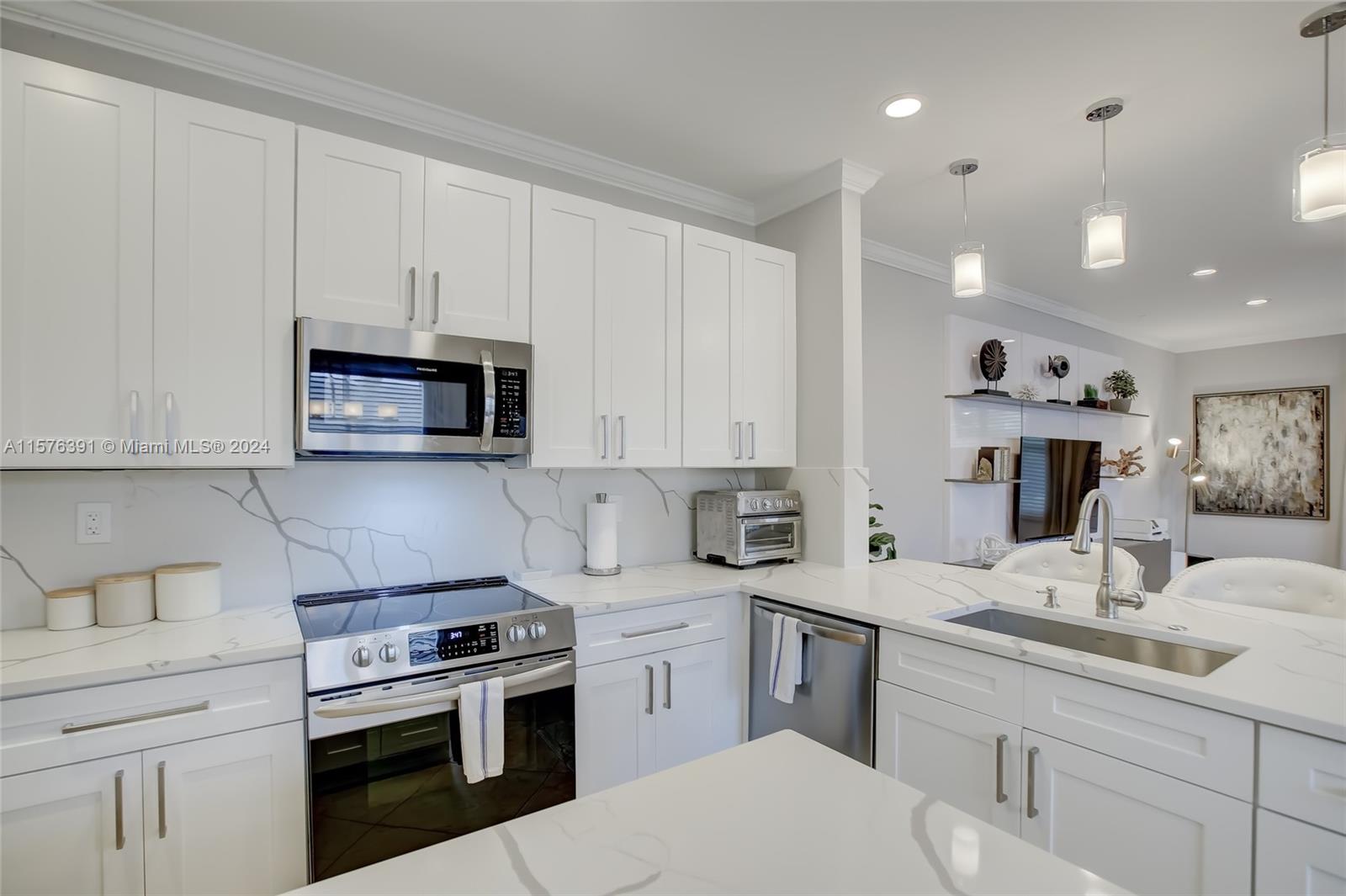 605 SW 10th St